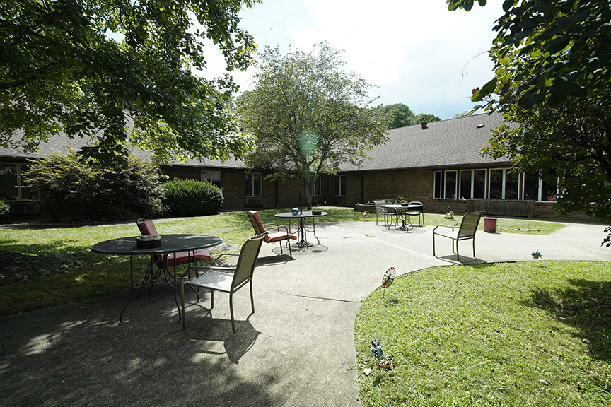 Tables and chairs in an outdoor courtyard- Arbors at Pomeroy